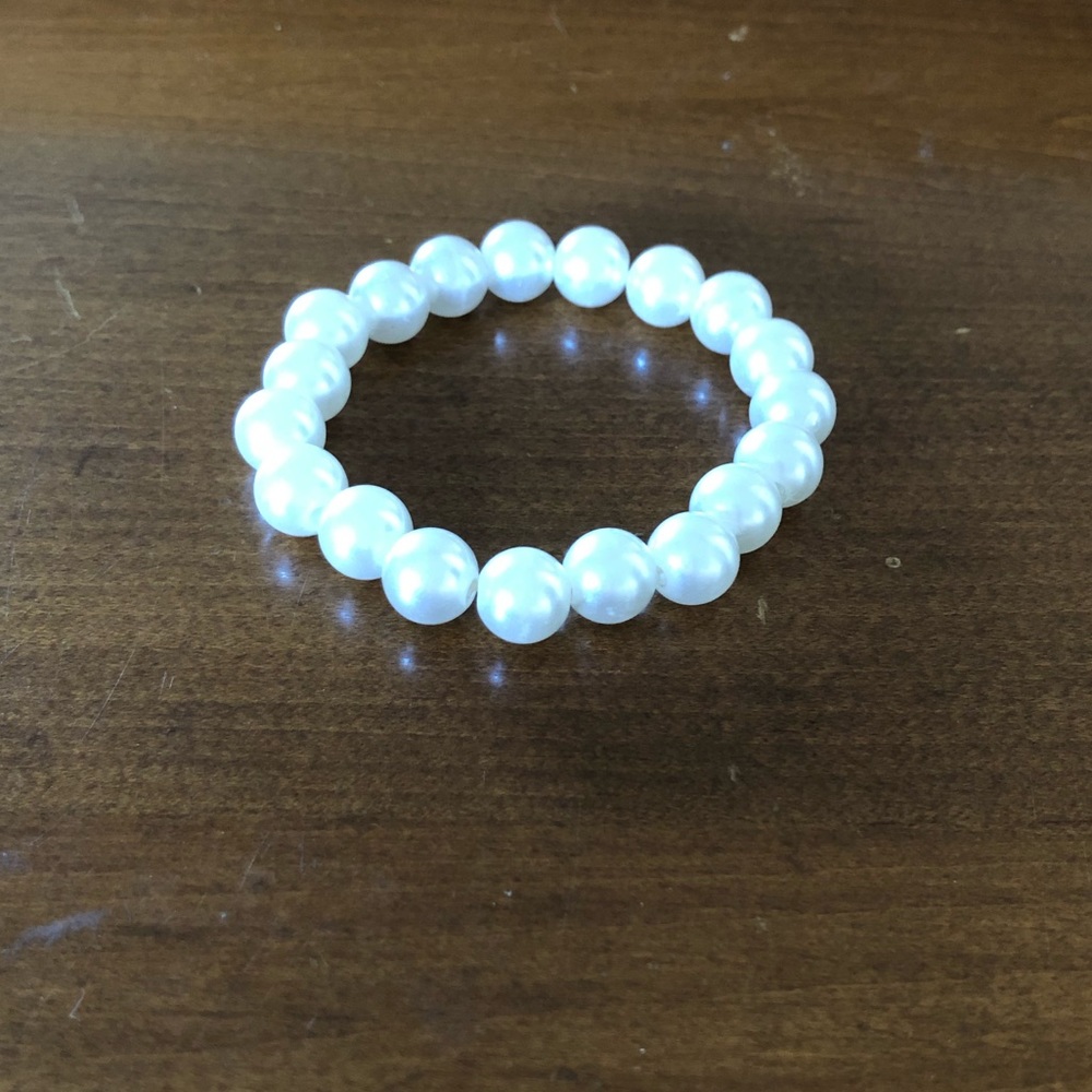 ⭐️FREE⭐️ large pearl bracelet